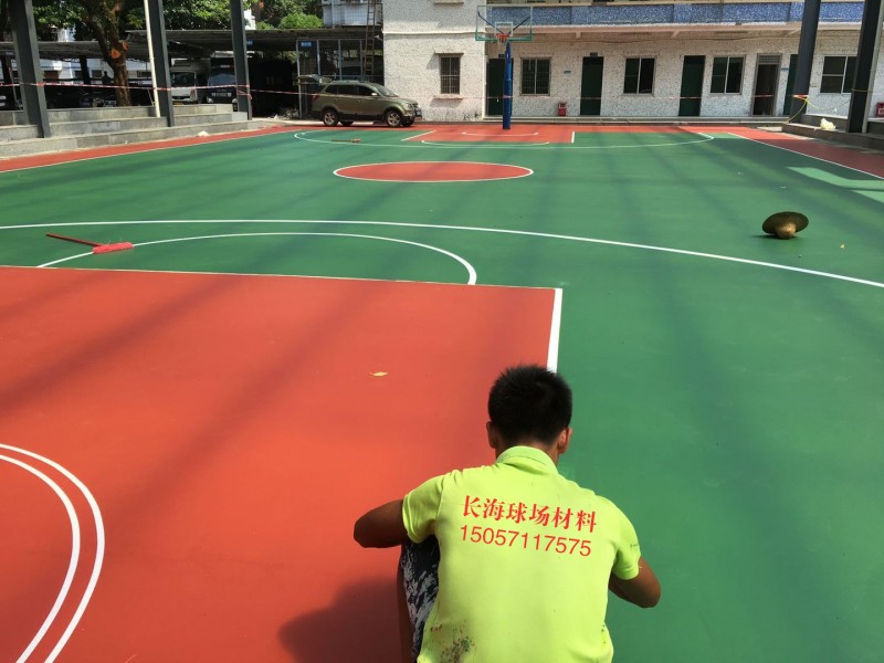籃球場畫線中